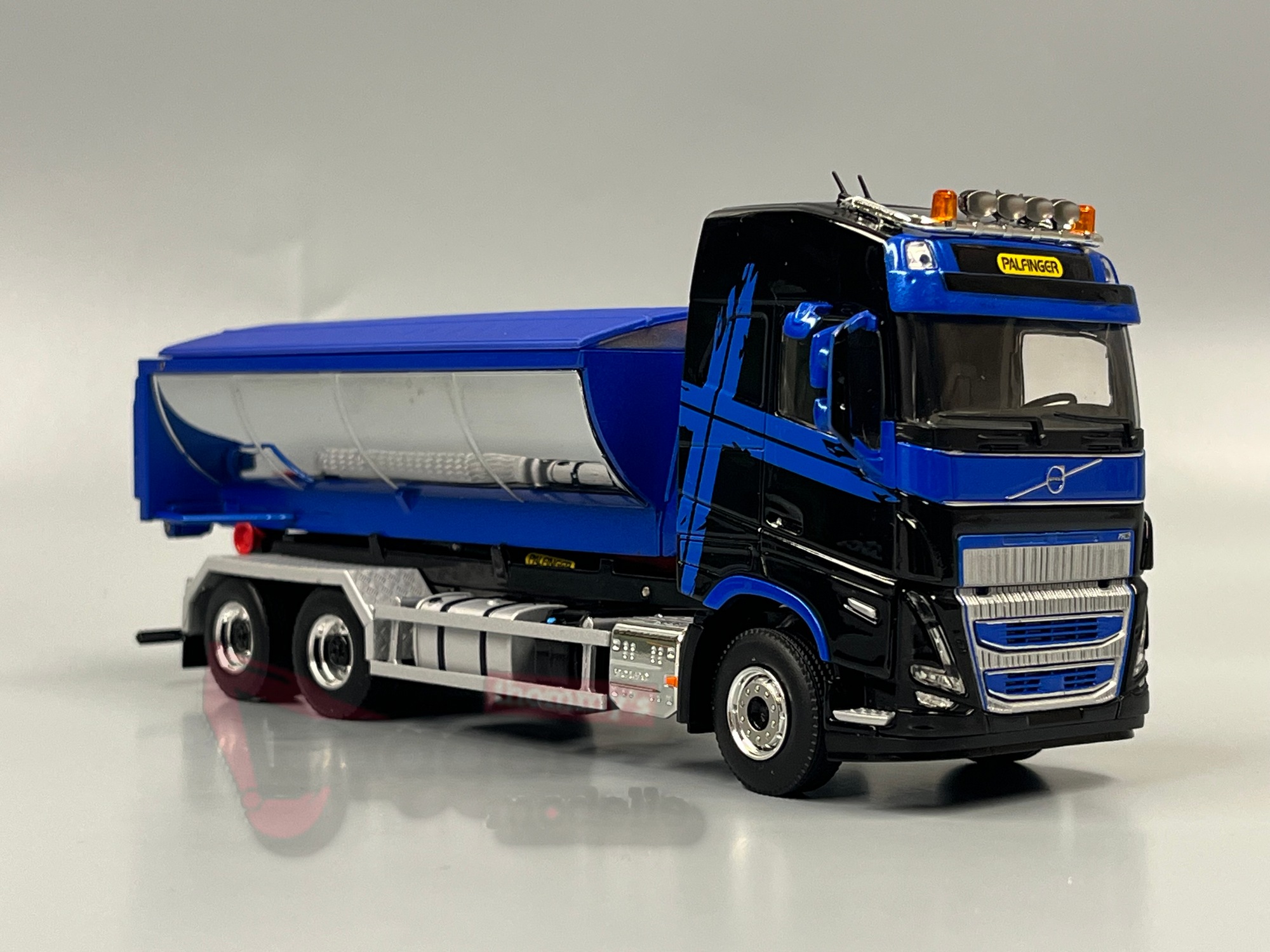 04-2241 - WSI - Volvo FH 5 Globetrotter 6x4 mit Asphalt Container - Palfinger - AT